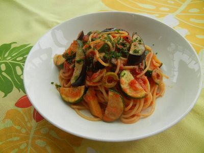 茄子とズッキーニのトマトソースパスタ