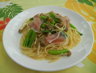 菜の花と生ハムの春色ガーリックパスタ