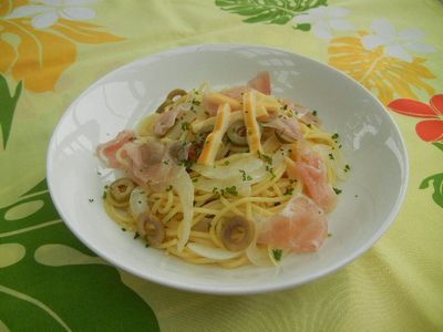 グリーンオリーブと生ハムのパスタ